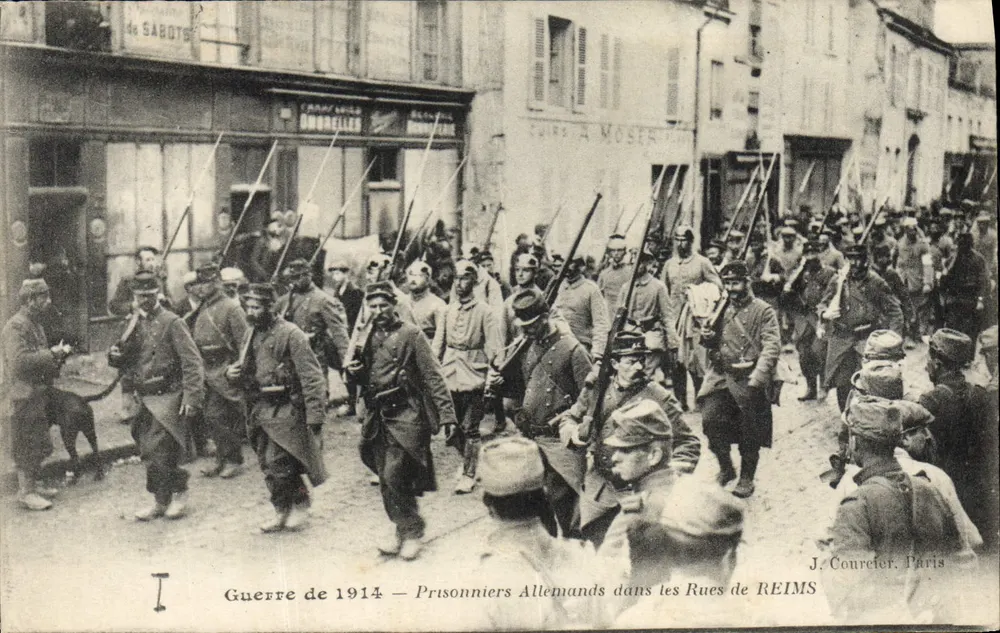 Deutsche Gefangene in den Straßen von REIMS — Krieg 1914 — J. Conreter, Paris - Vorderseite
