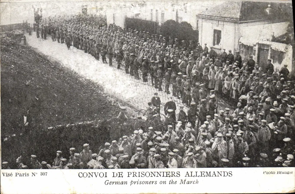 Kolonne deutscher Gefangener — Visé Paris N° 307 — Foto Braunger - Vorderseite