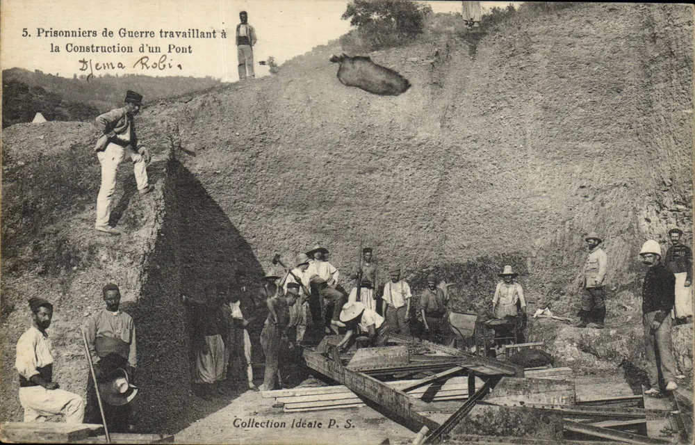 Kriegsgefangene, die an der Brückenbauarbeiten beteiligt sind — Ejema Robi — Sammlung Idéate P. S. - Vorderseite