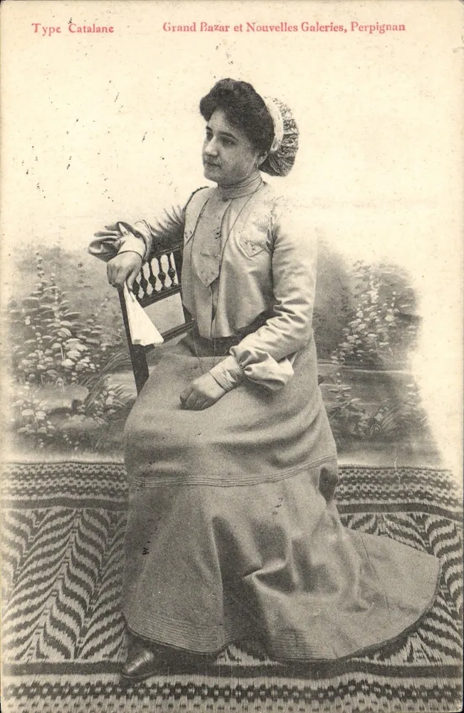 Femme assise — devant un décor de jardin — Type Catalane, Grand Bazar et Nouvelles Galeries, Perpignan - Frente