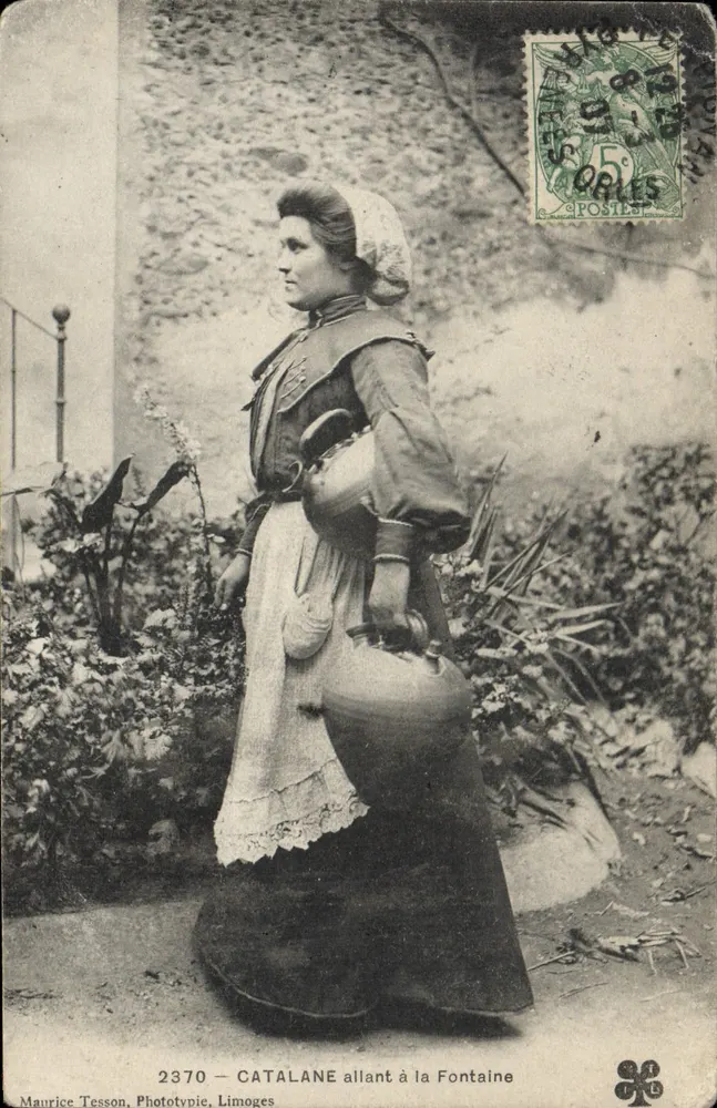 Catalane allant à la Fontaine — femme en costume traditionnel portant un seau — Maurice Tessonn, Phototypie, Limoges, n° 2370 - Frente