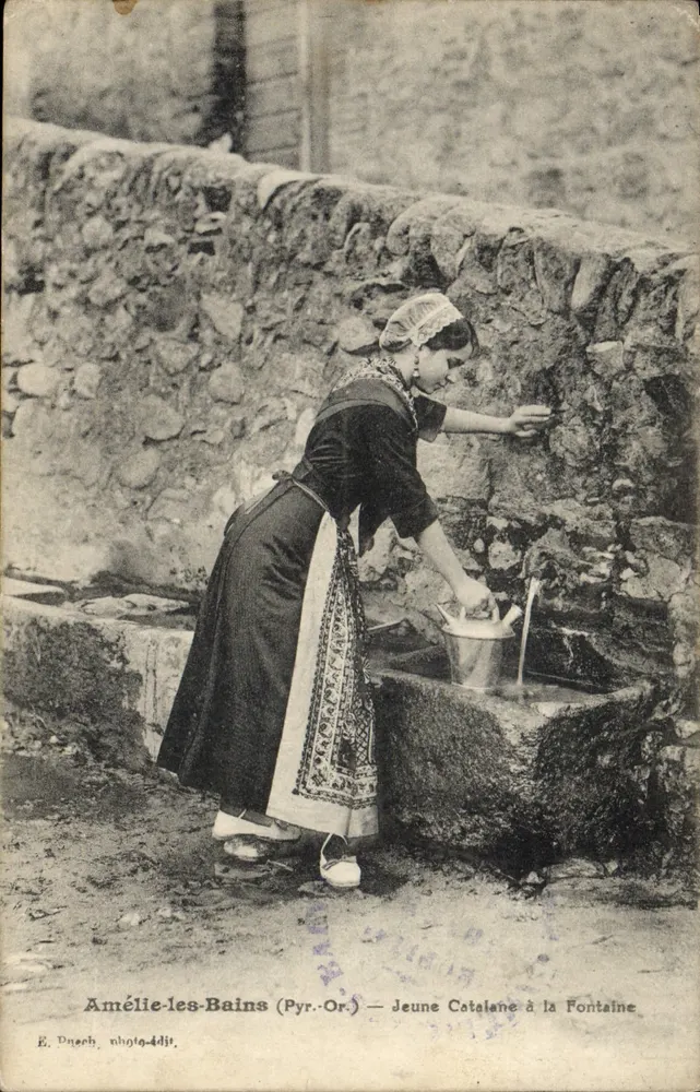 Amélie-les-Bains (Pyr.-Or.) — Junge Katalonin am Brunnen — E. Dnorch, photo-édit. - Vorderseite