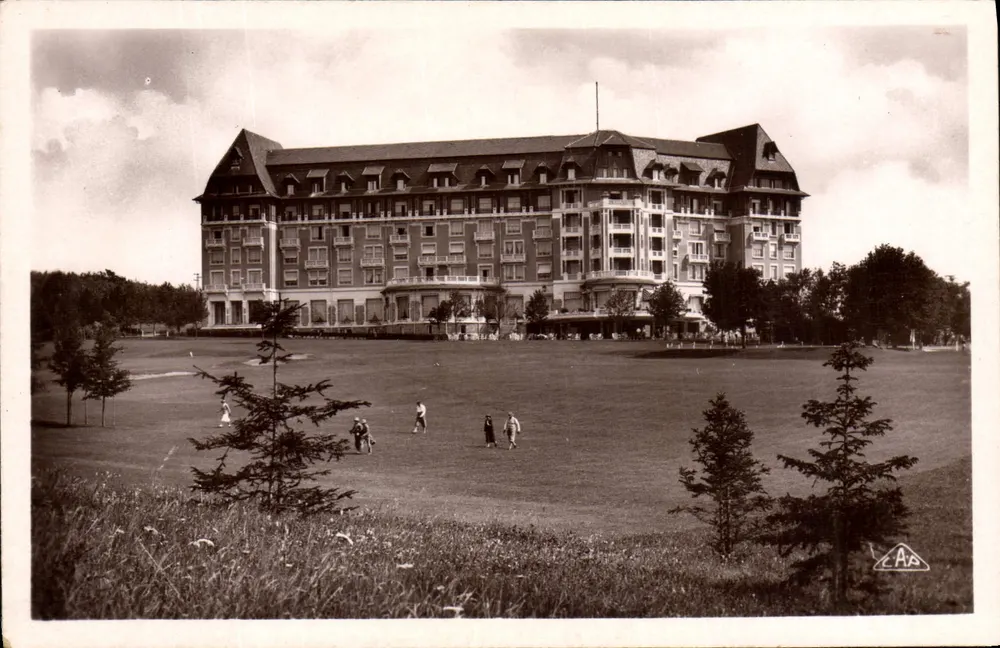 Vittel - Das Grand Hotel de l'Hermitage und der Golfplatz — Verlag A. P. Strasbourg, Nr. 158 - Vorderseite