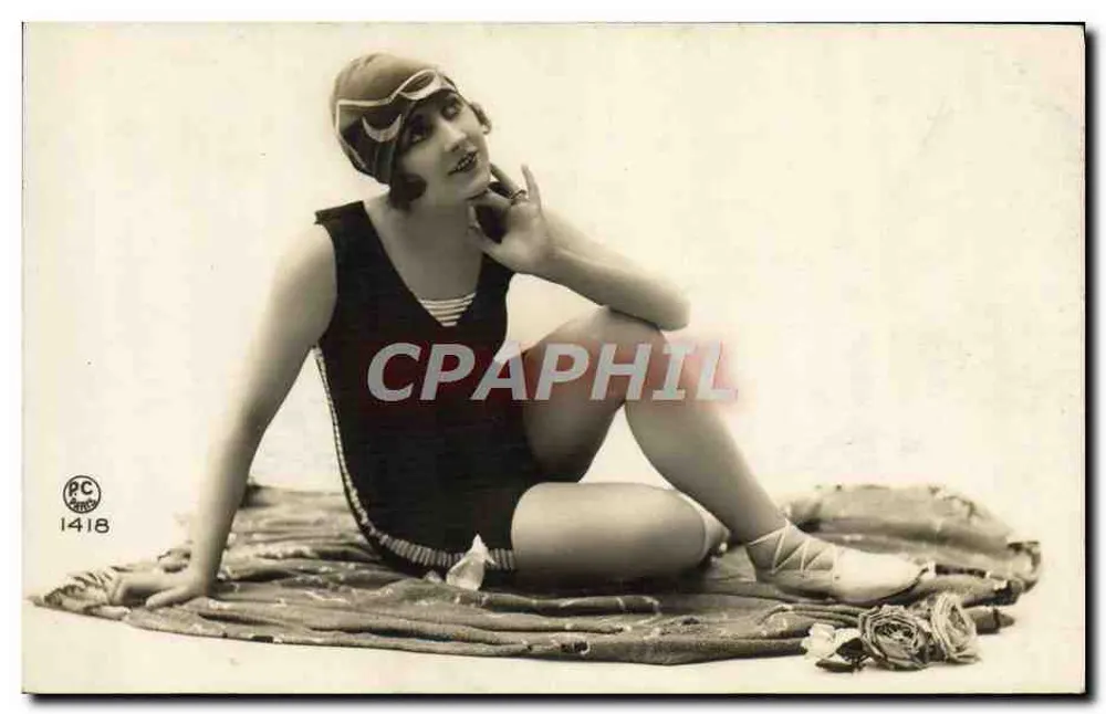 Junge Frau im Badeanzug — Pose auf Teppich — PC Paris 1418 - Vorderseite