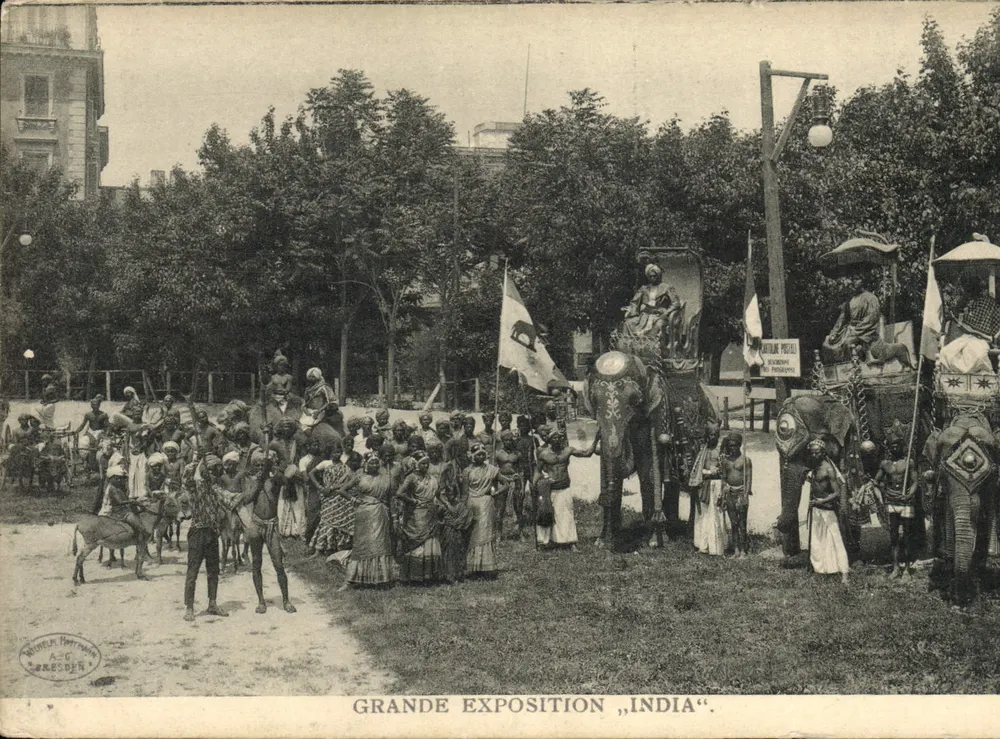 Grande Exposition "India" — scène avec éléphants décorés et personnes en tenue traditionnelle — éditeur NATALIN PESZALI, DRESDE - Frente