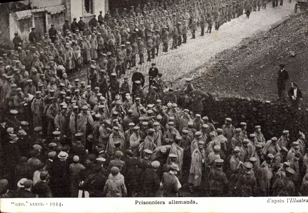 Prisioneiros alemães — segundo a Illustration — "GEO." XXXIII - 1914 - Frente