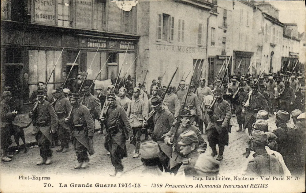 Deutsche Gefangene, die Reims durchqueren — Imp. Baudinière, Nanterre — Visé Paris Nr. 70 - Vorderseite