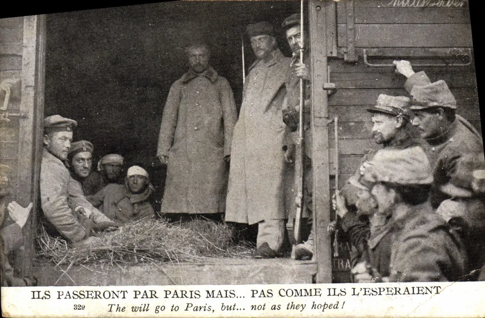 Soldats à bord d'un train — scène de guerre — éditeur MAURICE BONDER, n° 329 - Frente