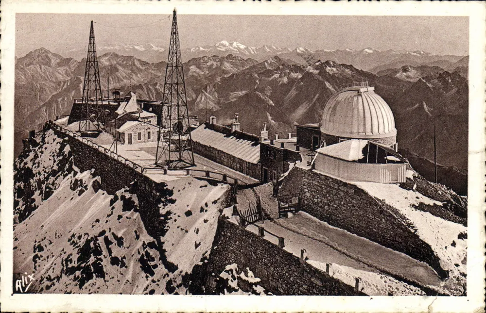 L'Observatoire du Pic du Midi de Bigorre — Panoramablick mit Teleskopen und Domen — Verlag Alix - Vorderseite