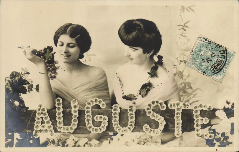 Duas jovens mulheres — decoração floral e inscrição 'AUGUSTE' — editor desconhecido, número de série não visível - Frente