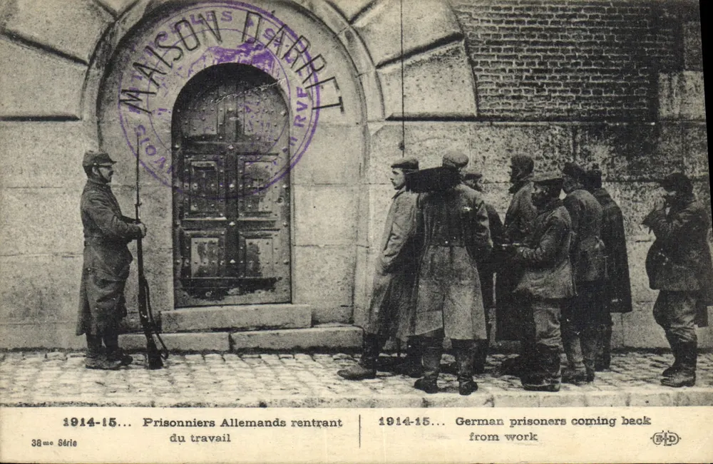 Deutsche Gefangene, die von der Arbeit zurückkehren — 38. Serie — Maison Dapret - Vorderseite