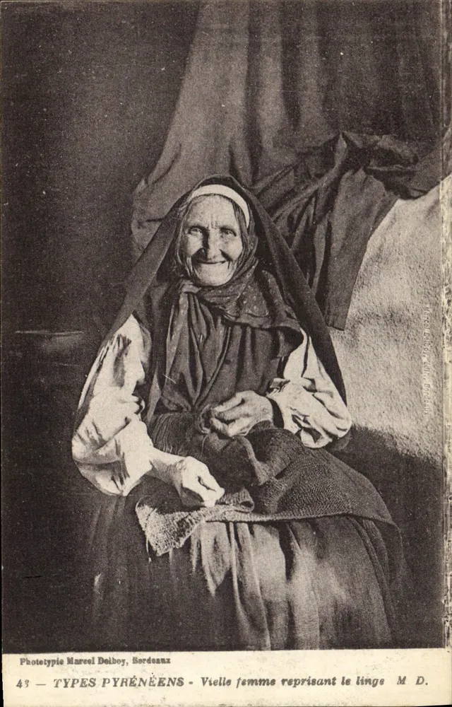 Alte Frau, die Wäsche flickt — Pyrenäen-Typen — Phototypie Marcel Dolbey, Bordeaux, n°43 - Vorderseite