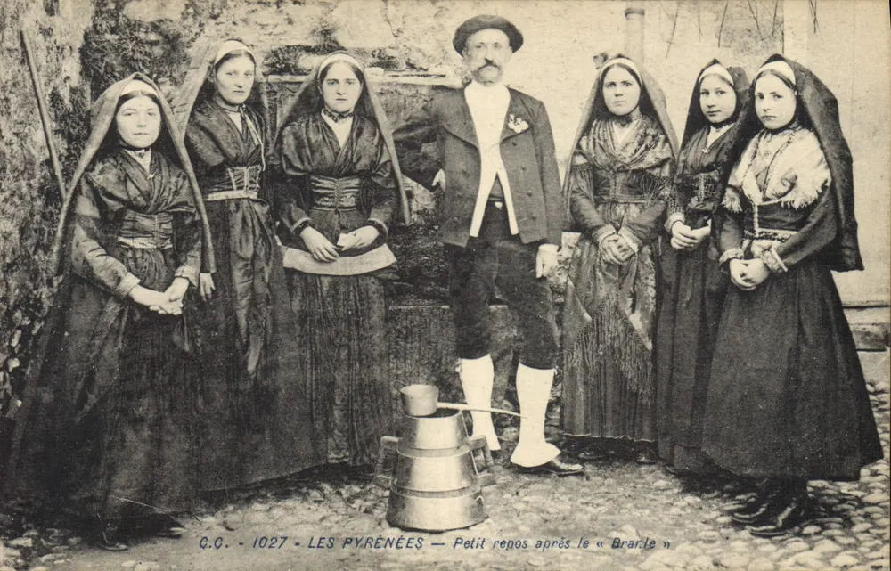 Os Pirineus — Pequeno descanso após o « Brarle » — C.O. - 1027 - Frente