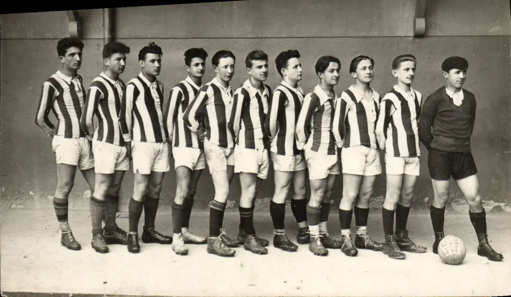 Equipe de futebol — jovens jogadores em camisetas listradas — número de série não visível - Frente