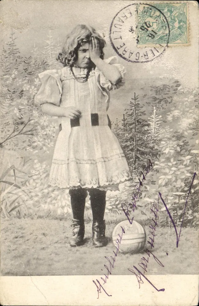 Menina pequena em vestido com mangas onduladas — jardim — editor P. F., B. Série 8445 - Frente