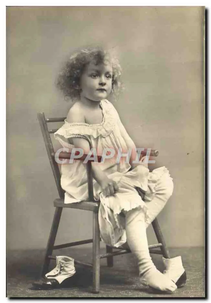 Niña con el cabello rizado — sentada en una silla — fotógrafo anónimo - Anverso