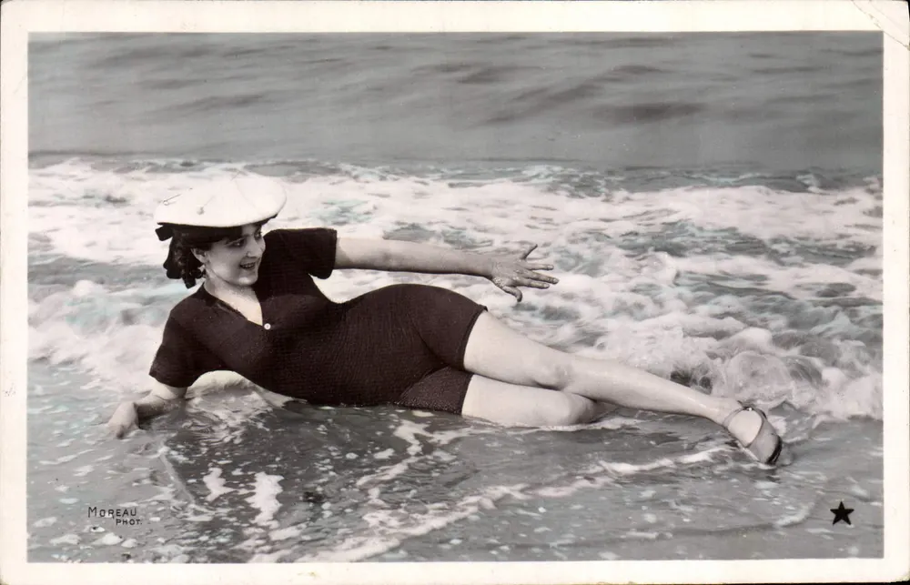 Frau im Badeanzug — am Strand — Moreau Phot. - Vorderseite