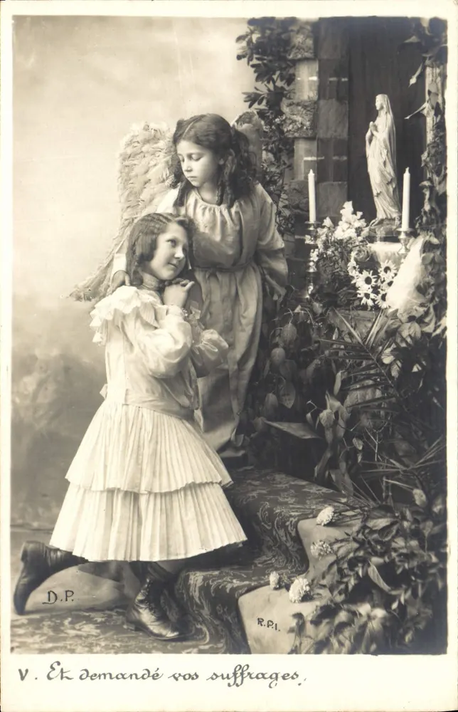 Zwei junge Mädchen — eines in einem weißen Kleid knieend, das andere in einem langen Kleid — vor einer Statue der Jungfrau, mit Kerzen und Blumen — D.P. und R.P.I. — V. Ék bittet um Ihre Gebete. - Vorderseite