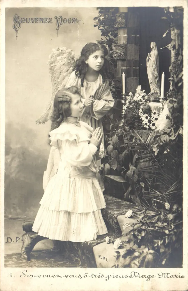 Zwei Kinder beten vor einer Statue der Jungfrau Maria — D.P. — Serie G - Vorderseite