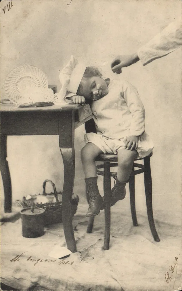 Kind, das am Tisch schläft — Studiofoto — M. Bongerni, Paris - Vorderseite