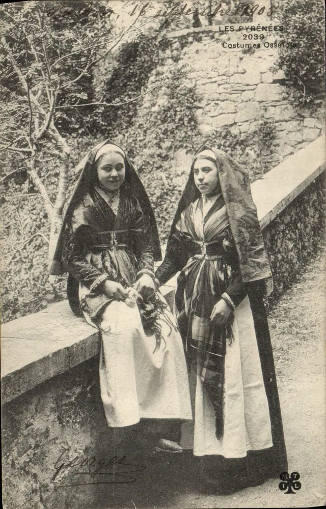 Duas mulheres em trajes ossalots — Les Pyrénées 2039 — Georges - Frente