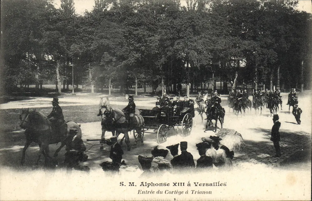 S.M. Alphonse XIII in Versailles — Einlass des Zuges nach Trianon — A. Bourdier, Verleger, Versailles - Vorderseite