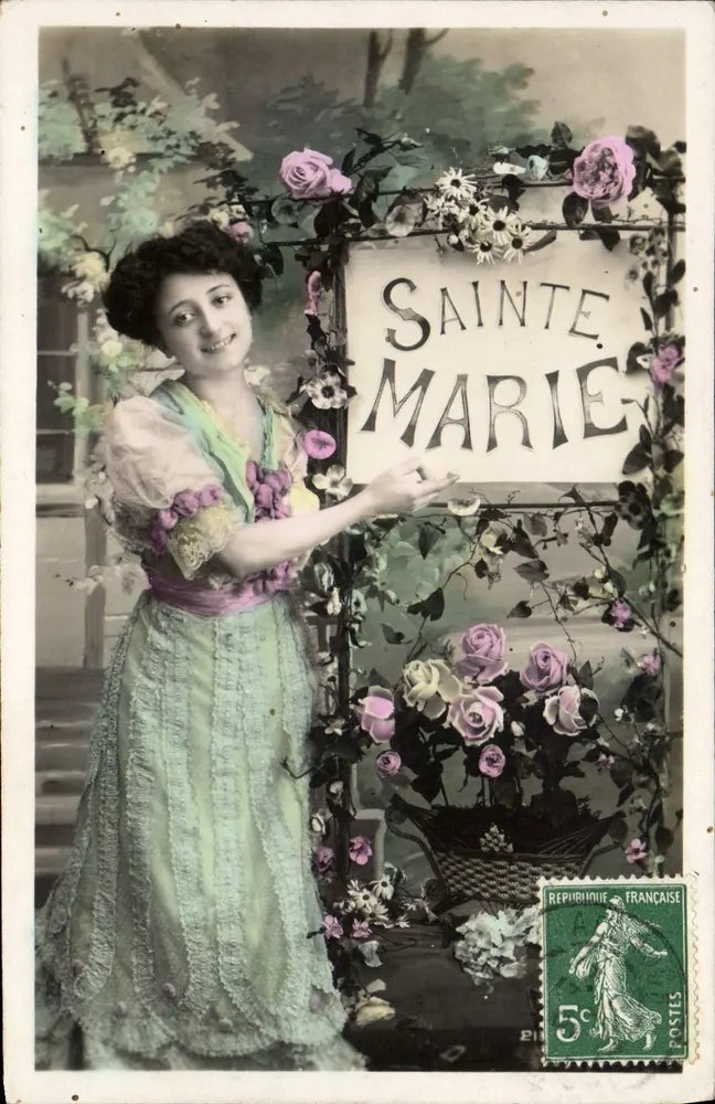 Frau in einem Kleid im Art Nouveau-Stil — vor einem Schild 'SAINTE MARIE' — Verlag Biard, Seriennummer nicht sichtbar - Vorderseite