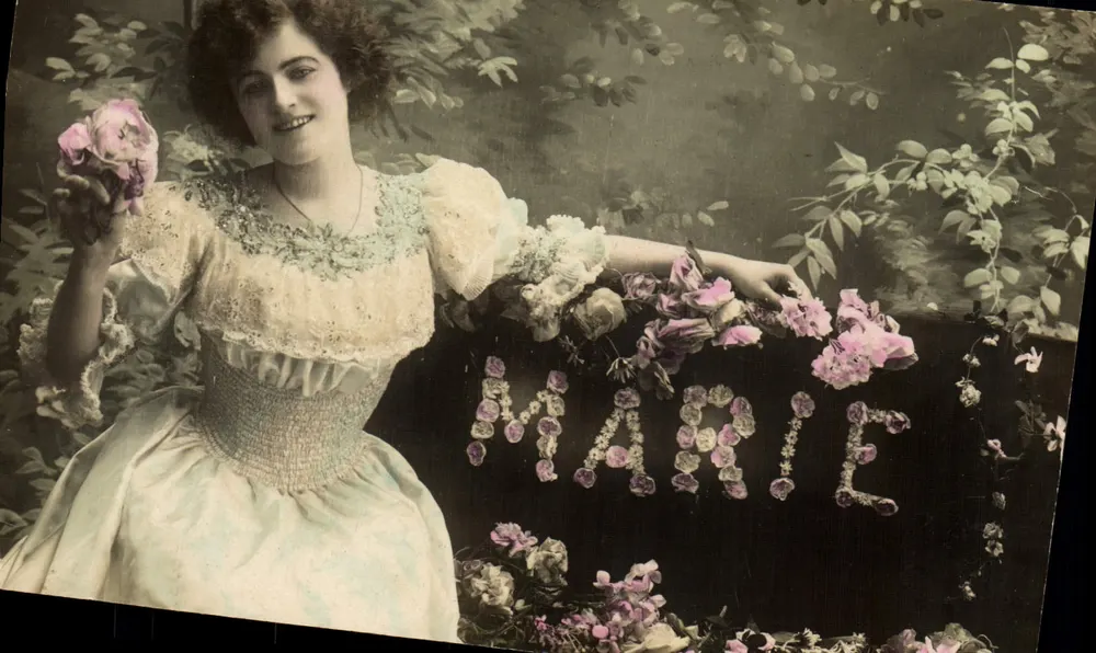 Frau in einem Rüschenkleid — Blumendekoration mit dem Namen 'MARIE' — Universal Postal Union - Vorderseite