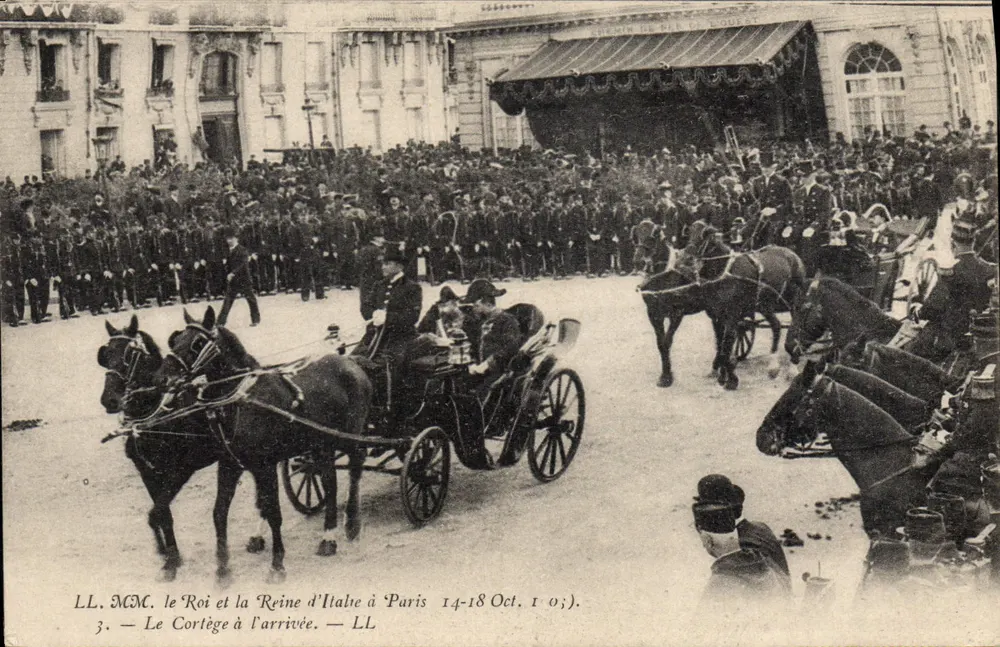 Arrivée du Roi et de la Reine d'Italie à Paris — LL. MMC. — L'Imprimerie Nouvelle Photographique - Recto