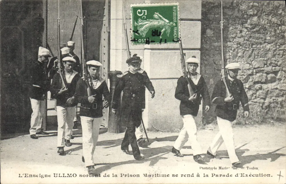 Der Ensign ULLMO verlässt die Seefestung und geht zur Hinrichtungsparade — Phototypie Marie-Bar, Toulon - Vorderseite