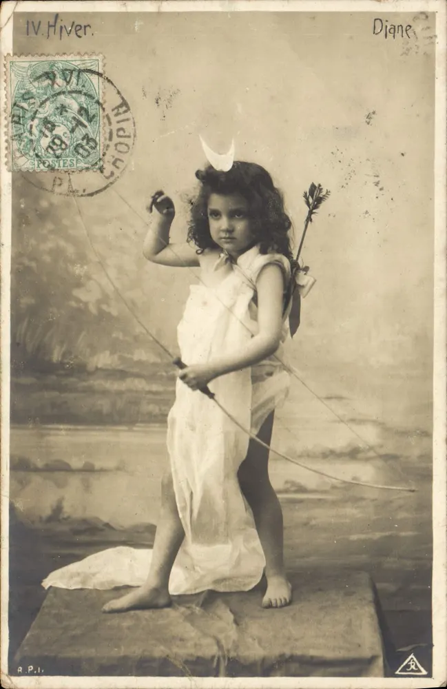 Petite fille en costume de Diane — scène de studio — éditeur A.P.I. et n° IV.Hiver. - Awers