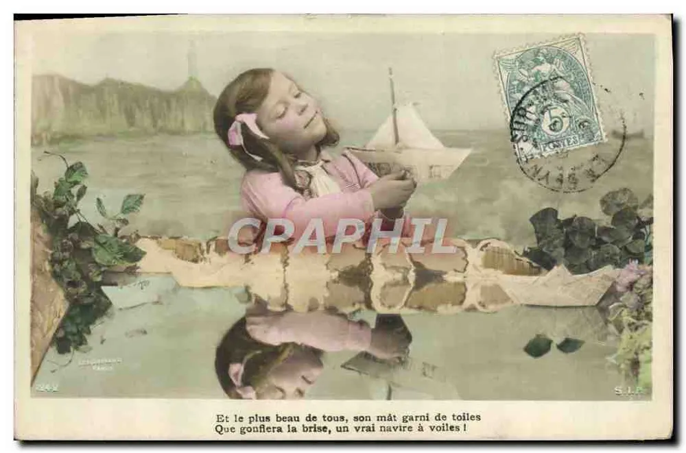 Menina brincando com um barco de papel — S.I.P. n°242 - Frente