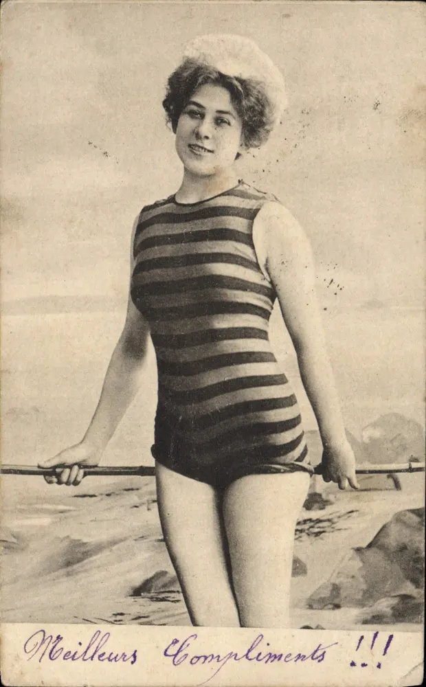 Frau im gestreiften Badeanzug — Strand — Serie 79, Verlag Universal Postal Union - Vorderseite