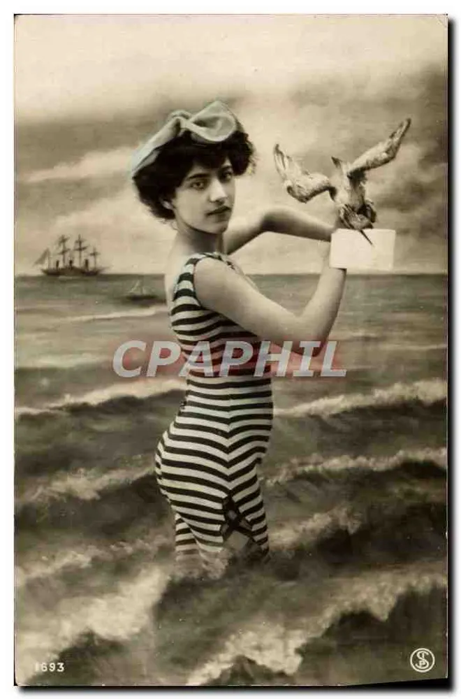 Frau im gestreiften Badeanzug mit einer Gans — Seebild mit Segelschiff — Verlag S. & S. Nr. 1693 - Vorderseite