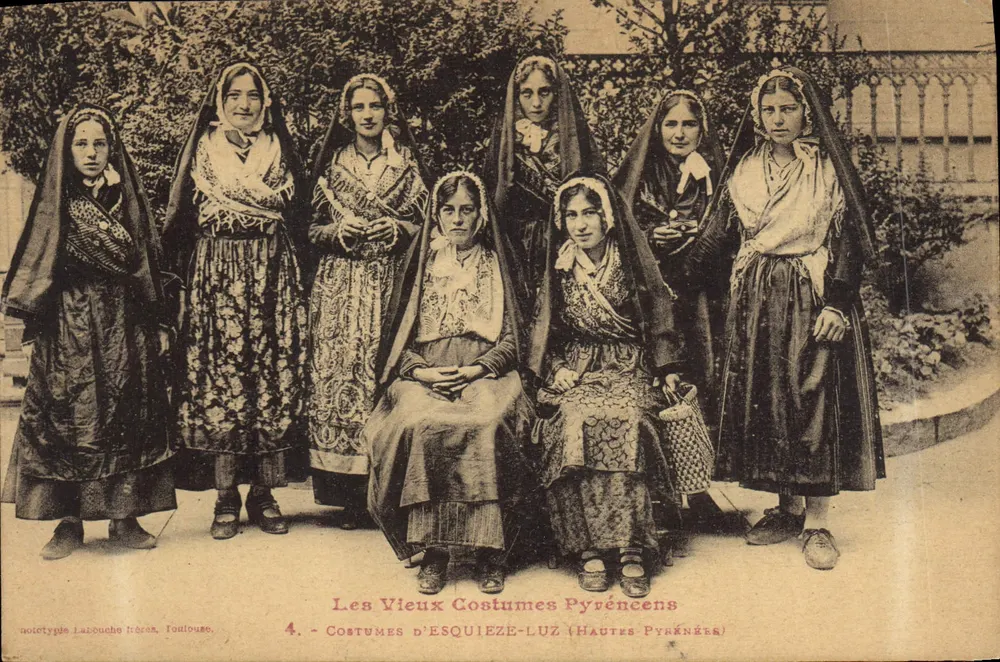 Alte Pyrenäen-Kleidung — 4. Kleidung von Esquiez-Luz (Hautes-Pyrénées) — Phototypie Labouche Frères, Toulouse - Vorderseite