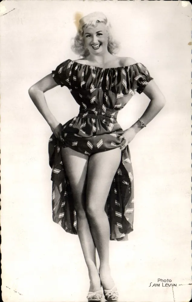 Mulher em maiô com motivos — Foto Sam Lévin — Edições do Círculo, n° 437 - Frente