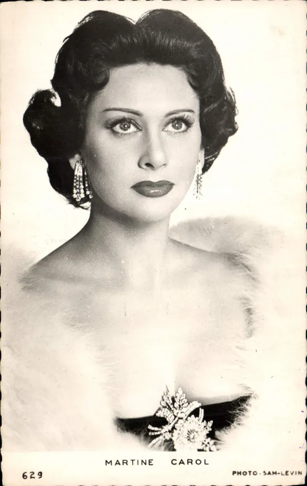 Martine Carol — retrato em preto e branco — Foto Sam-Levin, n°629 - Frente