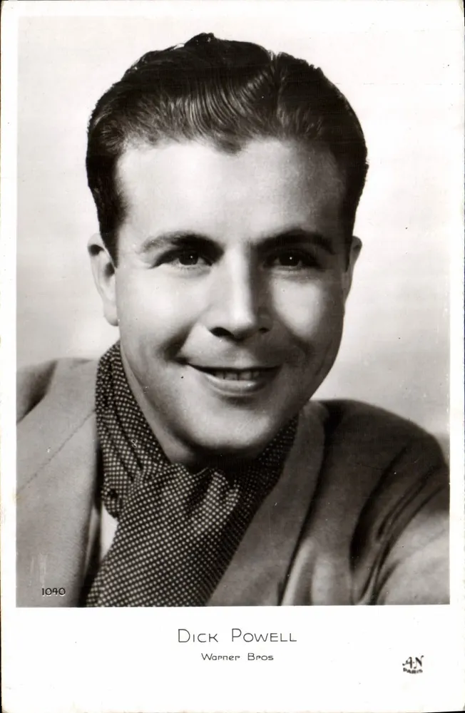 Dick Powell — retrato do ator — Warner Bros, n° 1040 - Frente