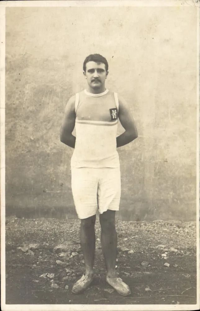 Atleta em traje esportivo — n° de série A - Frente