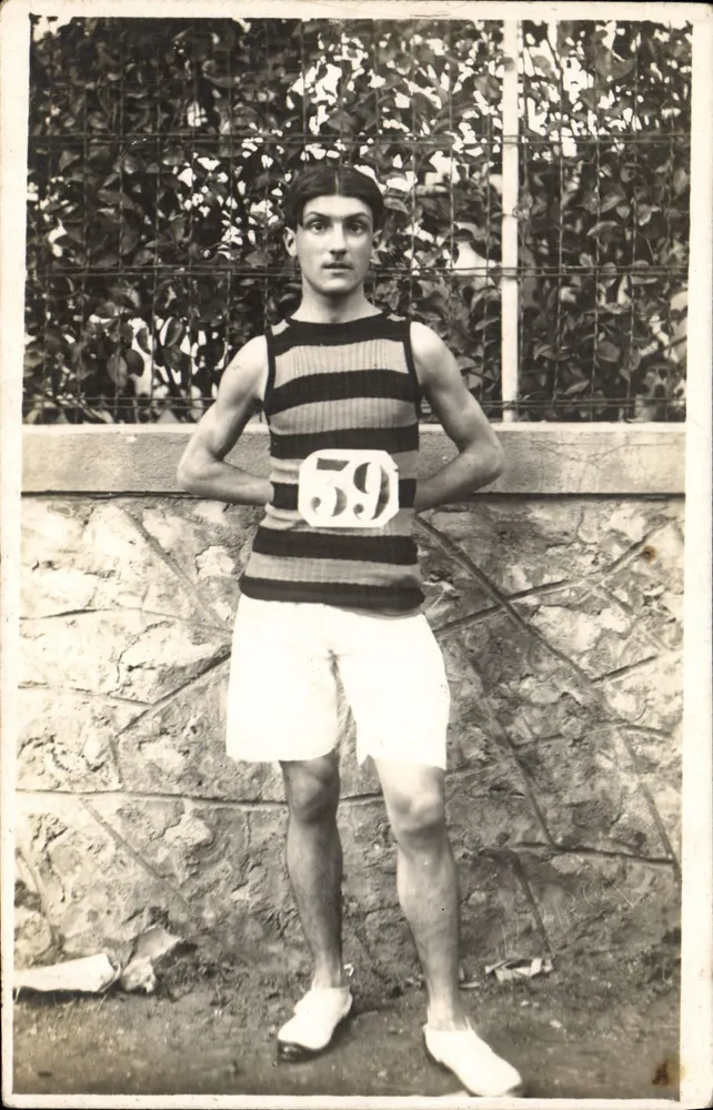 Atleta usando o número 59 — fotografia — R. Galletti & Cie, Paris - Frente