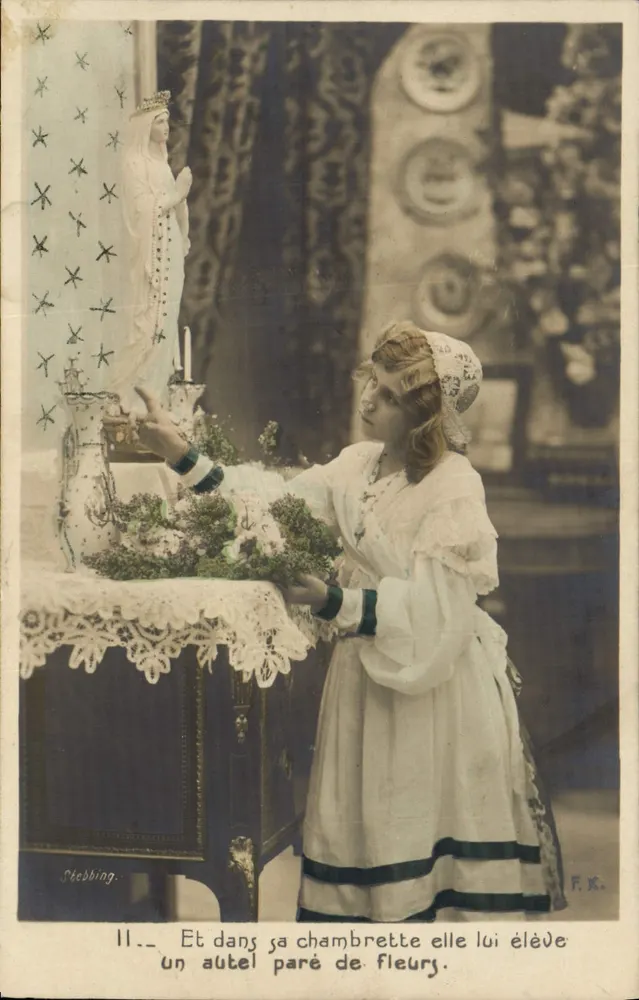 Menina oferecendo flores a uma estátua da Virgem Maria — F.K. — série 11 — Stobbing - Frente
