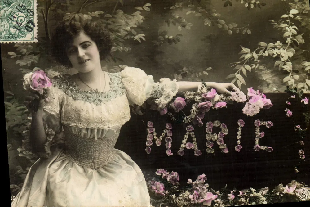 Frau in einem Kleid im Stil von 1900 — Marie — anonymer Verlag, Seriennummer nicht sichtbar - Vorderseite