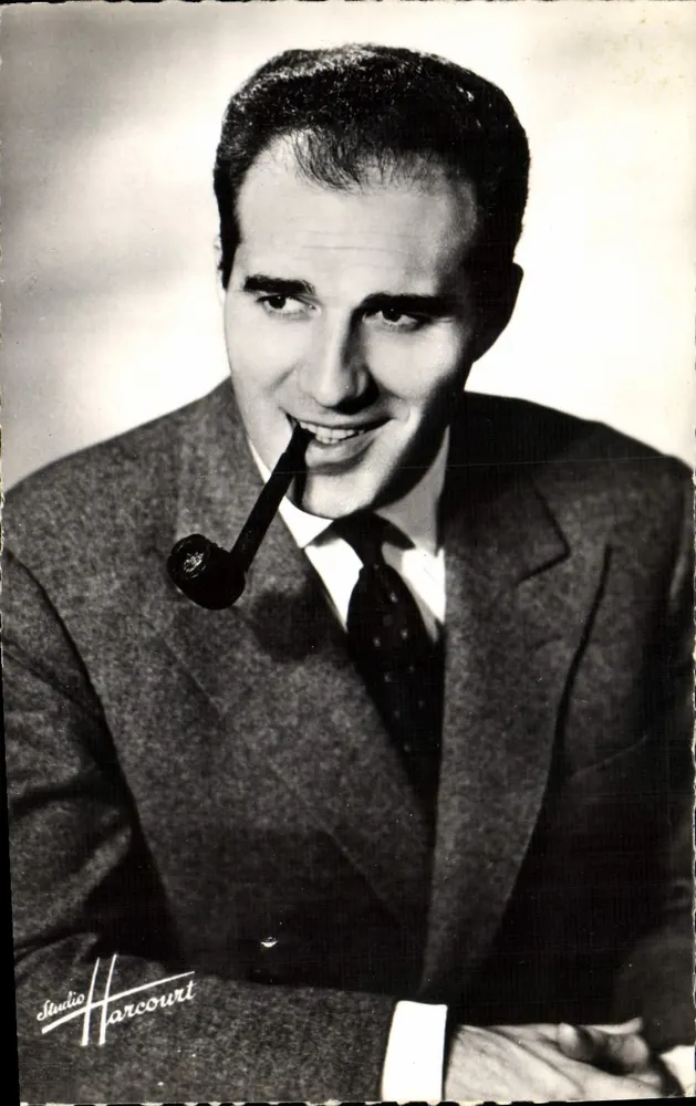 Michel Piccoli — retrato sorridente com cachimbo — Studio Harcourt - Frente