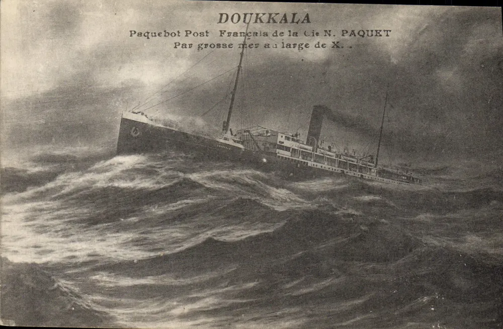 Doukkala — französischer Postdampfer der Compagnie N. Paquet auf stürmischem Meer — unbekannter Verlag, Seriennummer nicht sichtbar - Vorderseite
