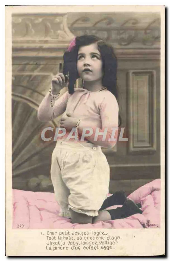 Menina pequena em cima de uma cama — texto impresso — A. Numaurs, n° 379 - Frente