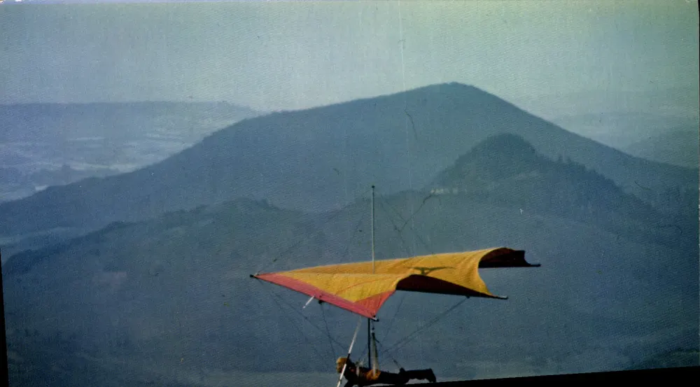Deltaplane über die Dômes-Kette — L'Auvergne pittoresque — Éditions du LYS - Vorderseite