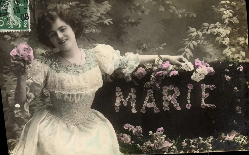Frau in einem Kleid aus dem Stil der 1900er — Marie — anonymer Verlag, Nr. 86 - Vorderseite