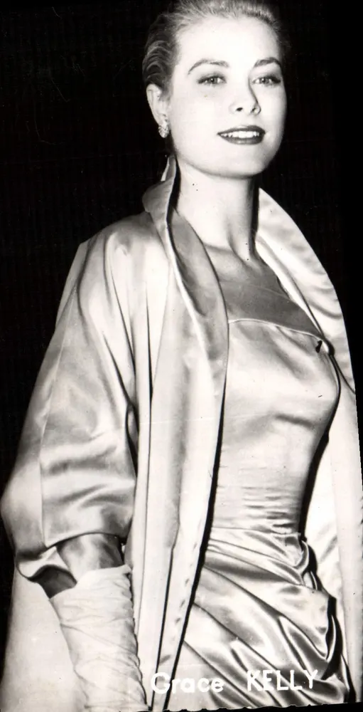 Grace Kelly — portrait en robe de soie — cliché Intercontinentale S.A.P.I. - Frente
