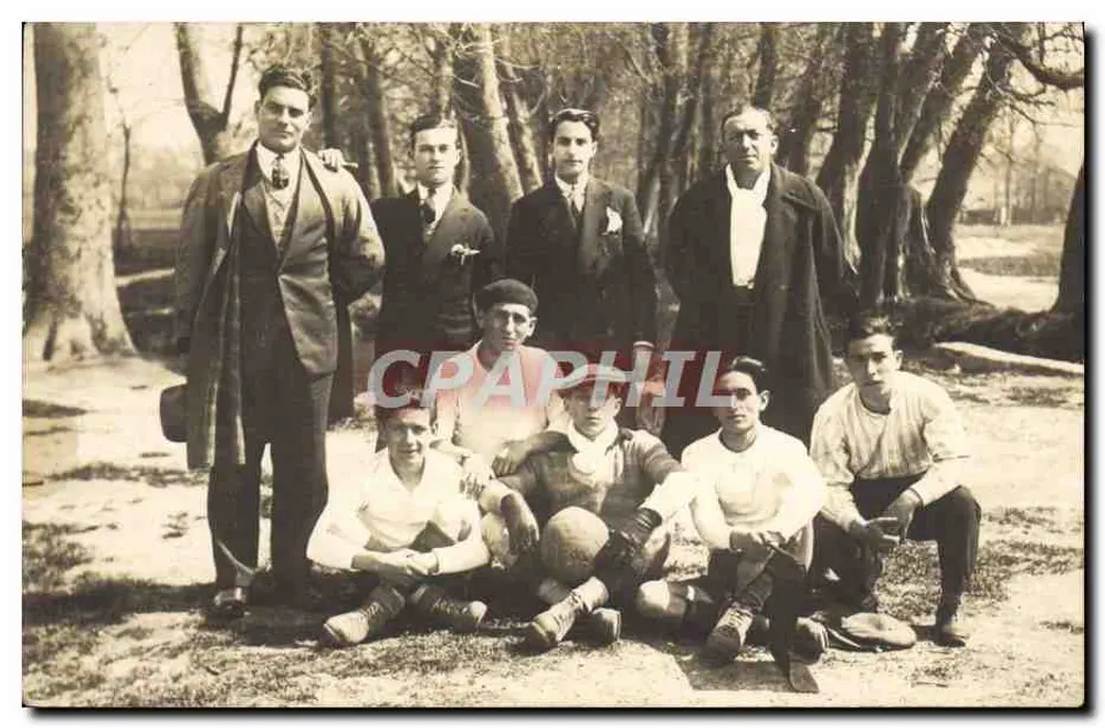 Grupo de homens em traje esportivo e de cidade — na floresta — editor não identificado - Frente