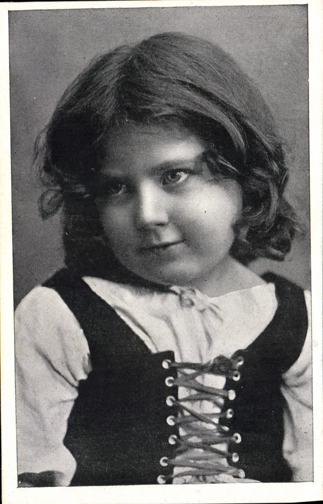 Menina pequena com traje de laços — fotografia — Carta postal interna França-Argélia-Tunísia - Frente